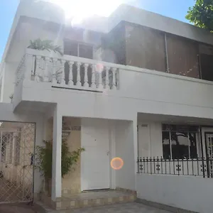 Сasa de vacaciones Paradise House Vacation One Block From Castillo Grande Casa Paraiso, Cartagena